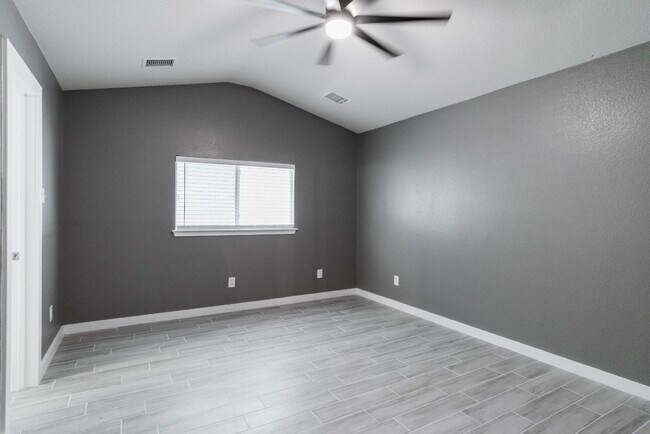 Building Photo - 692 Scheel-
