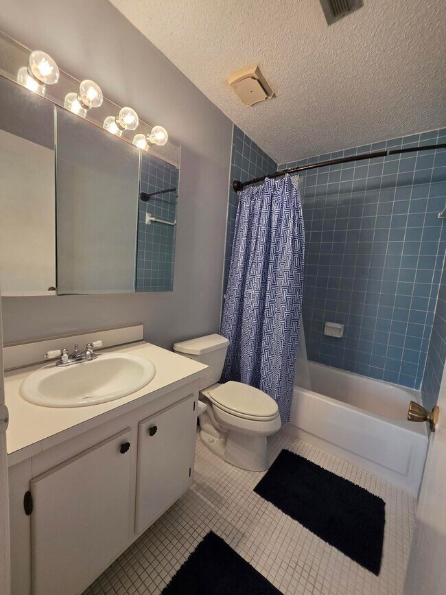 Building Photo - Furnished 2-Bedroom, 2-Bathroom Condo in Tampa
