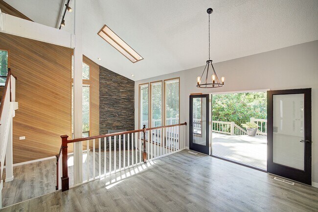 Building Photo - 5Bd/2.5Ba Kirkland Home
