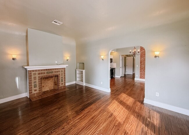 Building Photo - $500 OFF FIRST MONTHS RENT | Duplex in OKC!