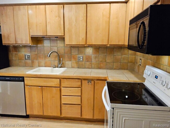 Building Photo - 8676 Community Blvd