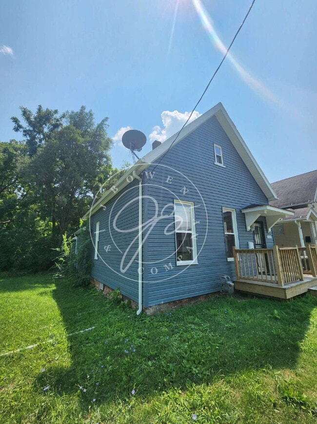 Building Photo - 3 bed 1 bath ready to call home