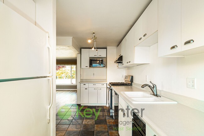 Building Photo - Comfort and Charm in This Bright 2-Bedroom...