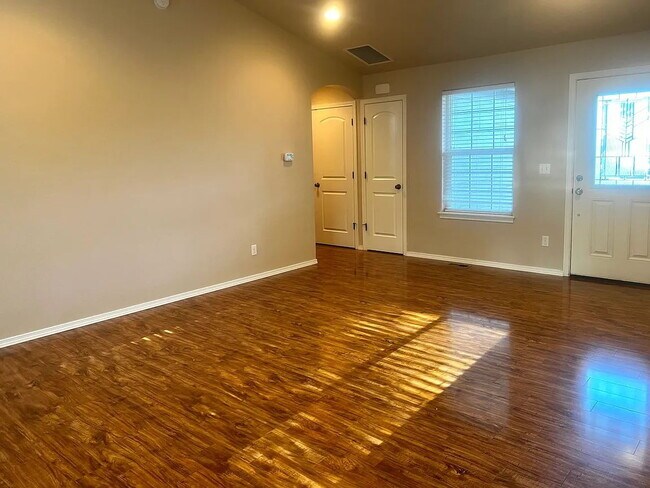 Building Photo - "Charming 3-Bedroom Oasis with Cozy Fireplace in Veneta – 1268 Sq Ft of Comfort!"