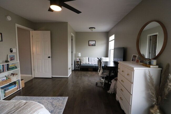 Building Photo - Awesome 4 bedroom duplex located in quite neighborhood