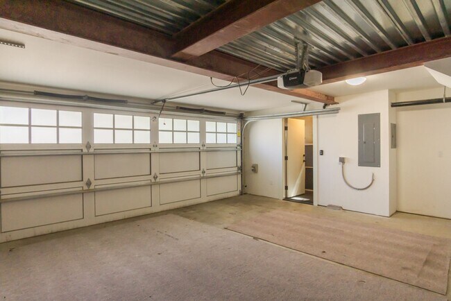 Building Photo - 6bd/3.75ba Seattle Home