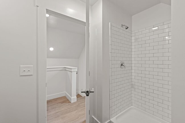 Building Photo - Like New! 2 bedroom 2 bathroom cottage sty...