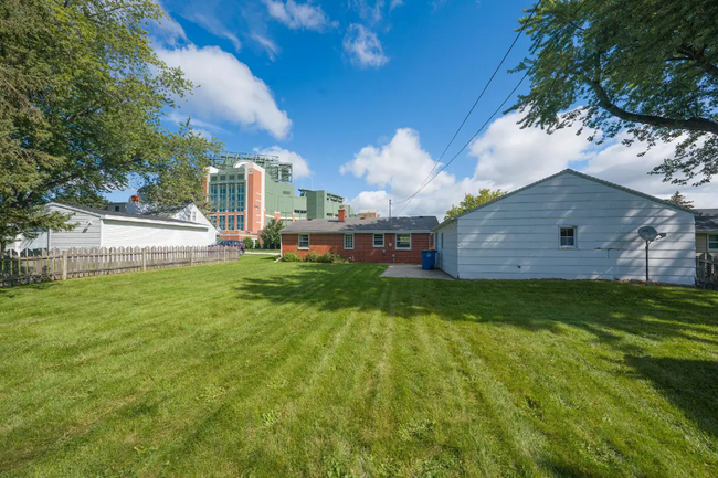 Building Photo - In the Pocket Packer House-Lambeau Lodging