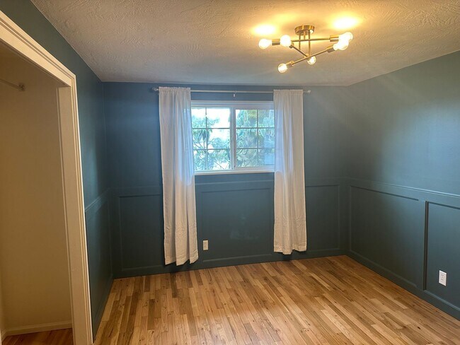 Building Photo - 3 bed, 1 bath house in a great neighborhood!