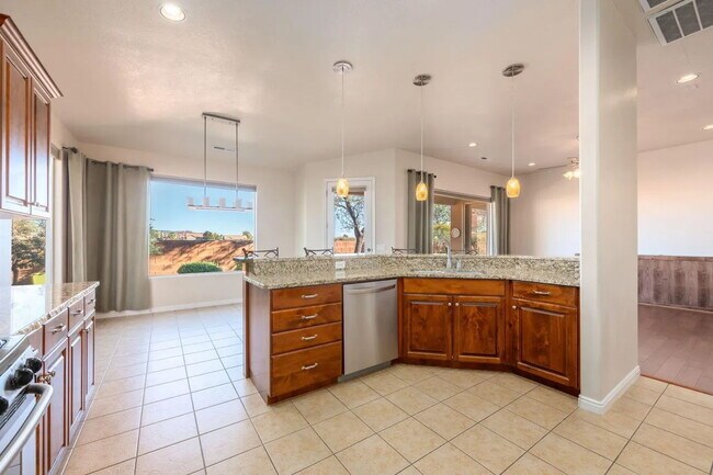 Building Photo - This beautiful Gem is ready for you to move into now.  Stunning views, spacious floor plan. Call ...