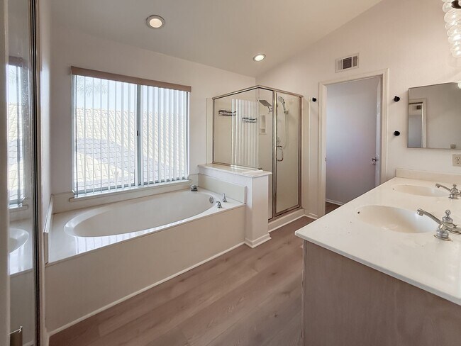 Building Photo - 40041 Zamura Ct