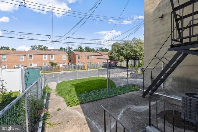 Building Photo - 1028 N Eden St