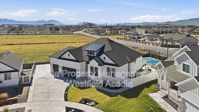 Building Photo - 1437 W Valley Dr