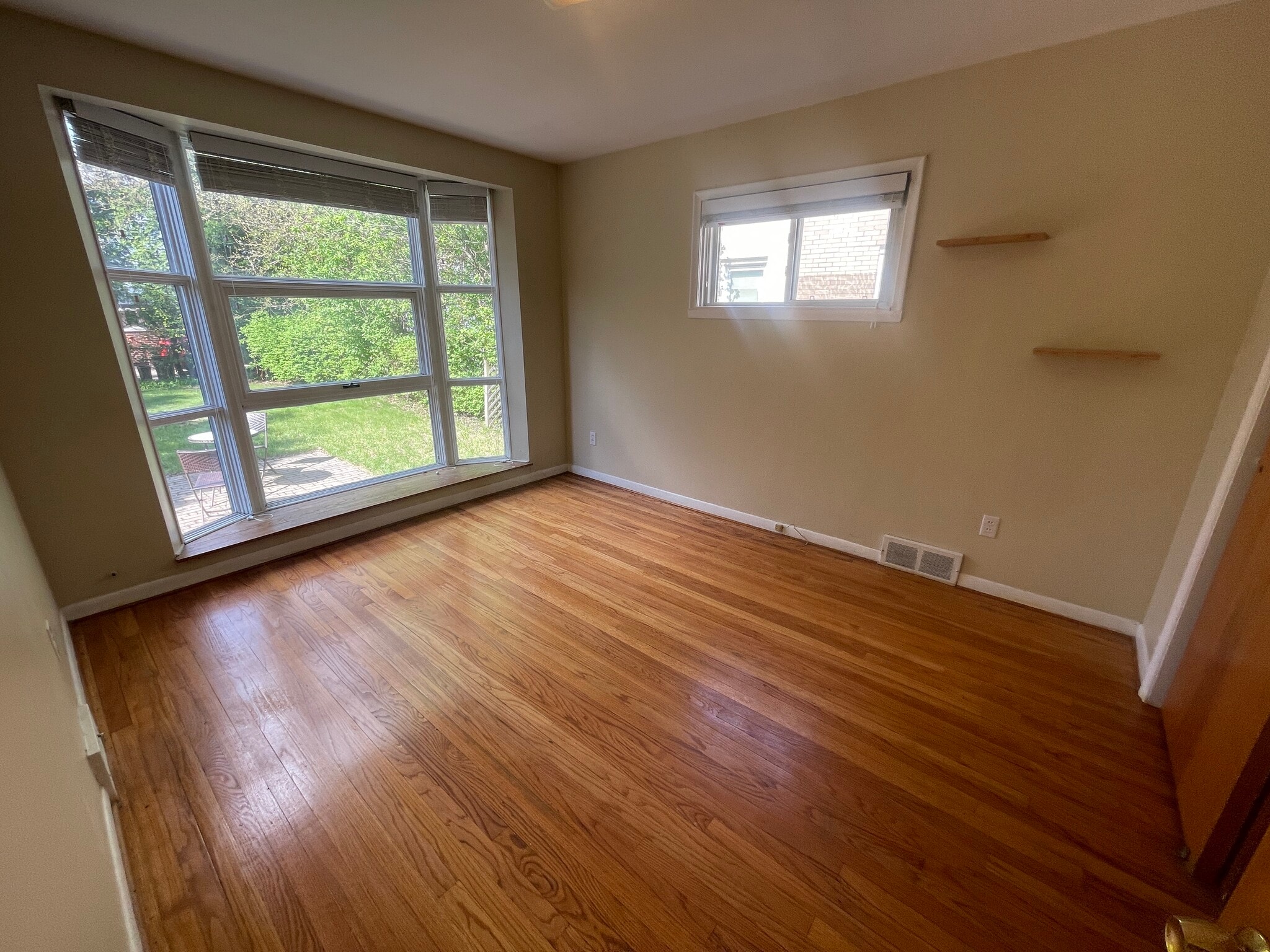 Building Photo - 406 Catalpa Dr