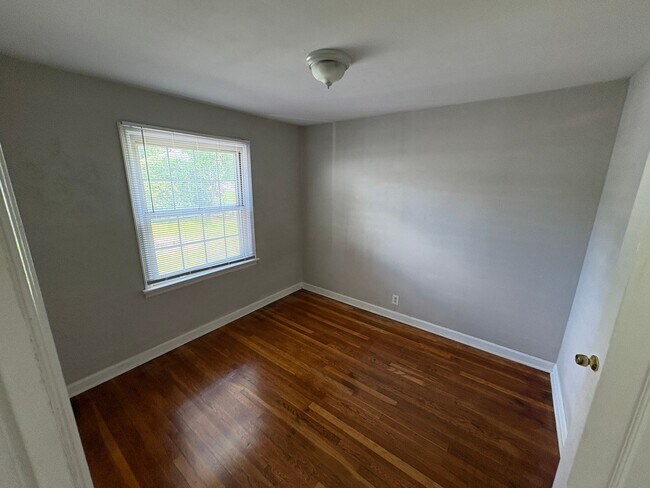 Building Photo - Fully Updated 2BR Ranch w/Finished Basement & Sunroom