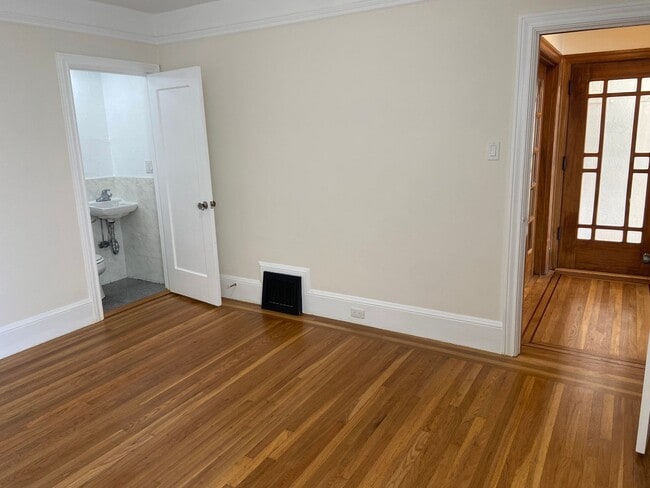 Building Photo - Classic & Timeless Parkside Home 3BD / 2.5BA