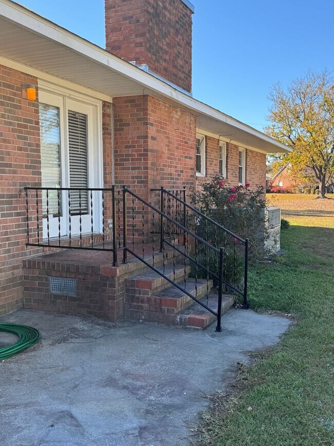 Building Photo - Darling on Deborah