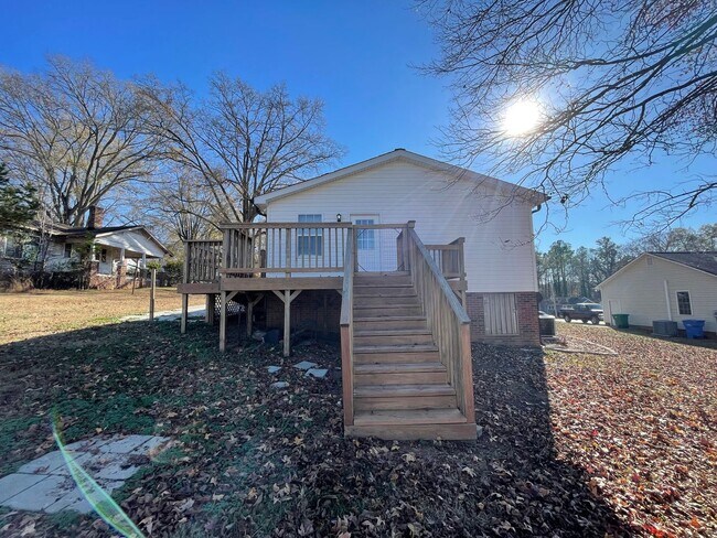 Building Photo - 2 Bedroom/2 Bath Home in Albemarle