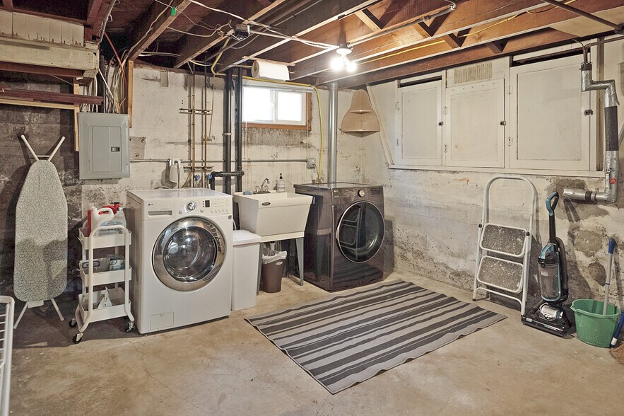 Building Photo - 2323 SE Pine St