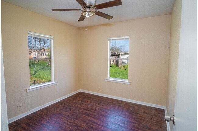 Building Photo - Great Home Near AT&T Center and Downtown!