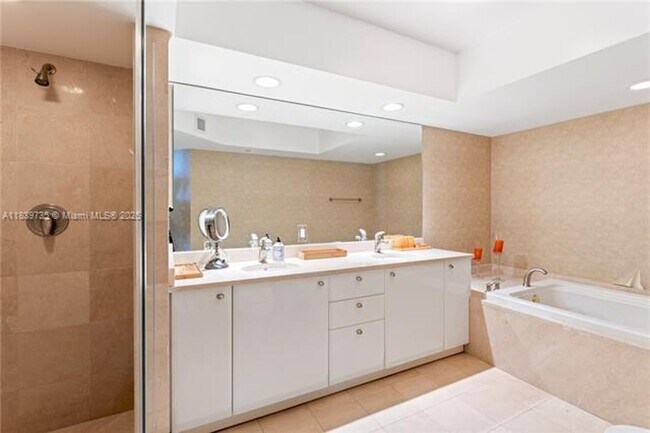 Building Photo - 16500 Collins Ave