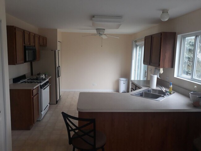 Building Photo - 870 Waterview Dr