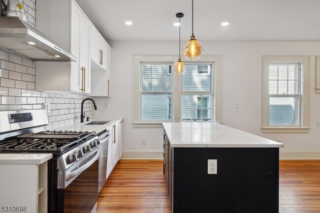 Building Photo - 17 Beekman St