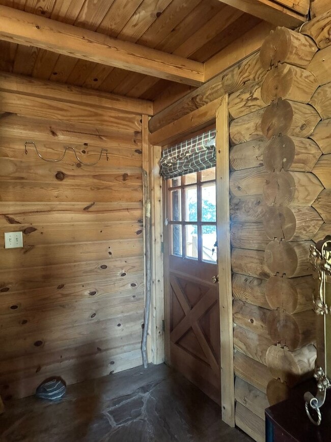 Building Photo - Log Cabin in Oconee on a 1.357 acre neighborhood wooded lot!