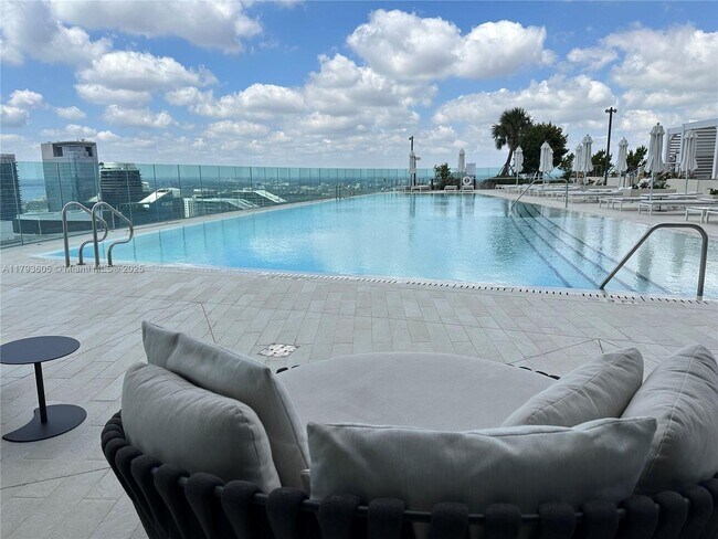 Primary Photo - 300 Biscayne Blvd Way
