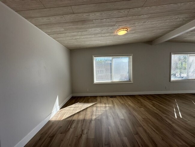 Building Photo - Beautiful 6 bedroom 2 bathroom home is a m...