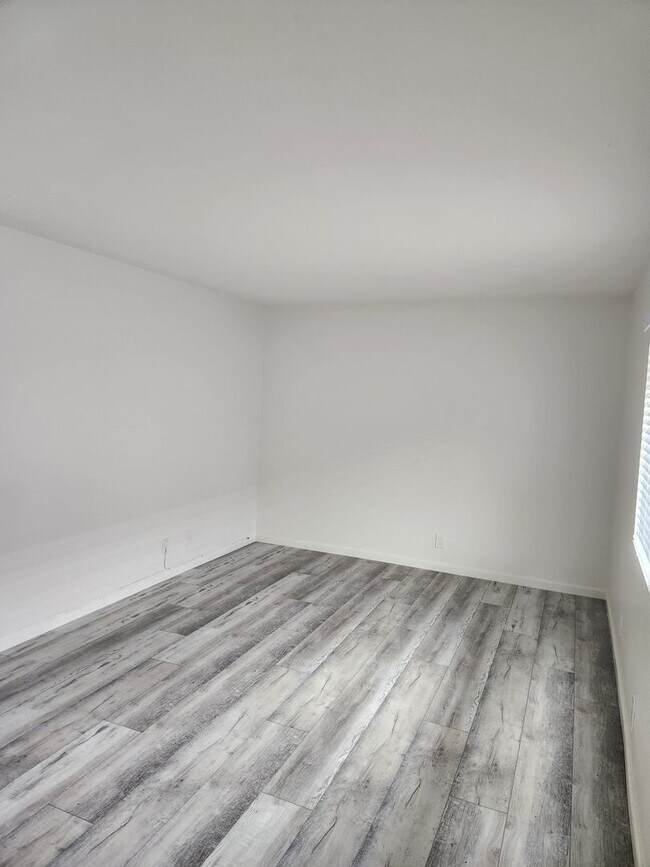 Building Photo - Gorgeous 1 Bedroom