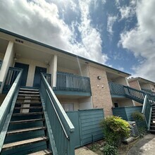 Building Photo - Charming One Bedroom, Upstairs Unit!