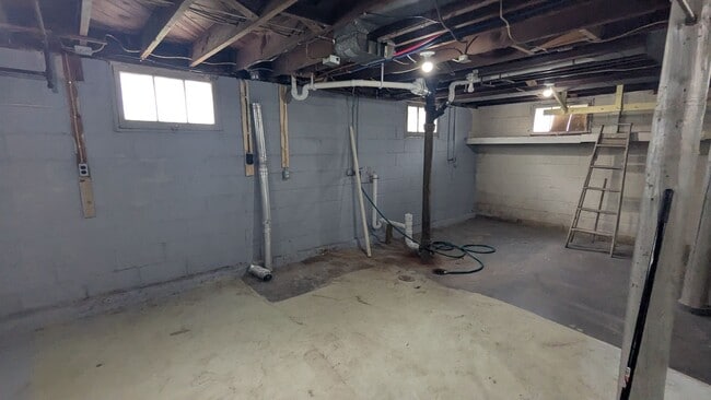 Building Photo - 817 Western Ave