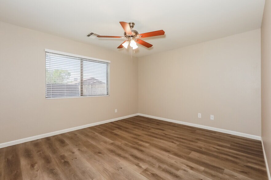 Building Photo - 1033 E Yuma Ave
