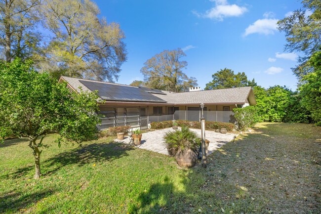 Building Photo - Comfort, Style & Space – 3 Bedroom Home in Rainbow Springs