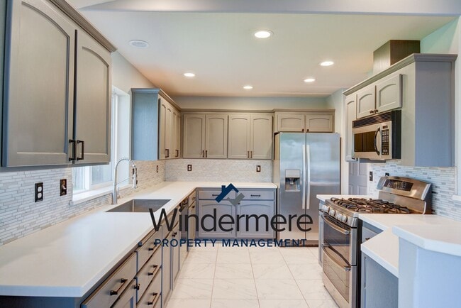 Building Photo - Modern 4 bed 2.5 Bath Home