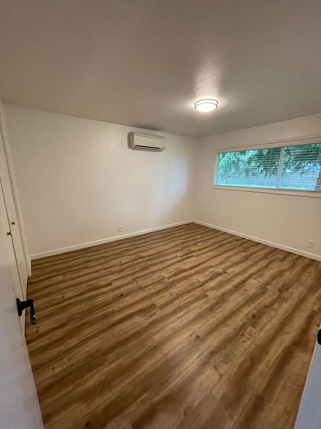 Building Photo - Completely Updated 2 Bdrm Home