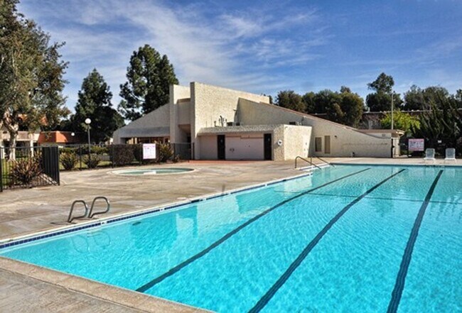 Building Photo - Spacious 3BR Condo with Pool View in Tangl...