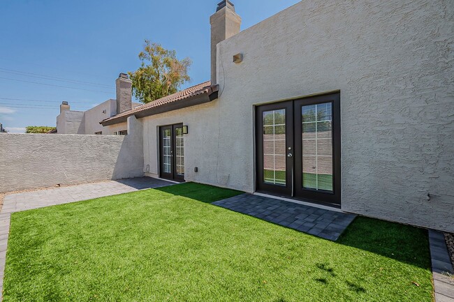 Building Photo - Fully Remodeled 3 Bedroom 2 Bathroom Town-home in Central Phoenix!!