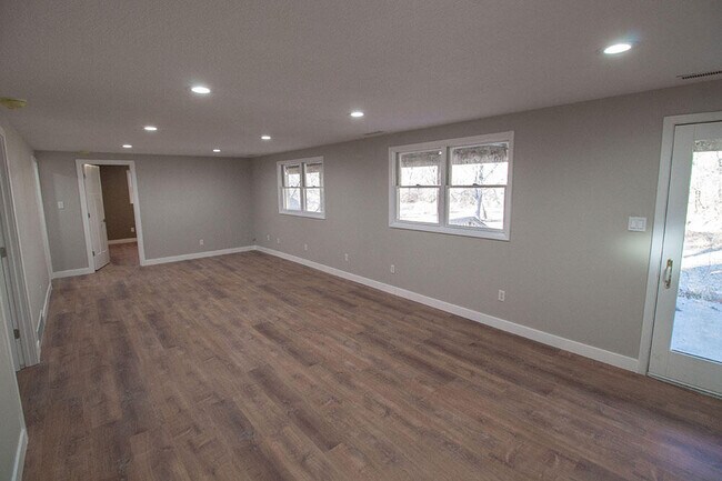 Building Photo - 715 Bluffdale Dr