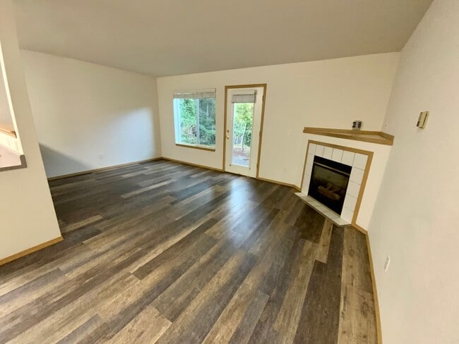 Building Photo - Large 2 Bedroom. 1.5 Bath Townhouse with G...