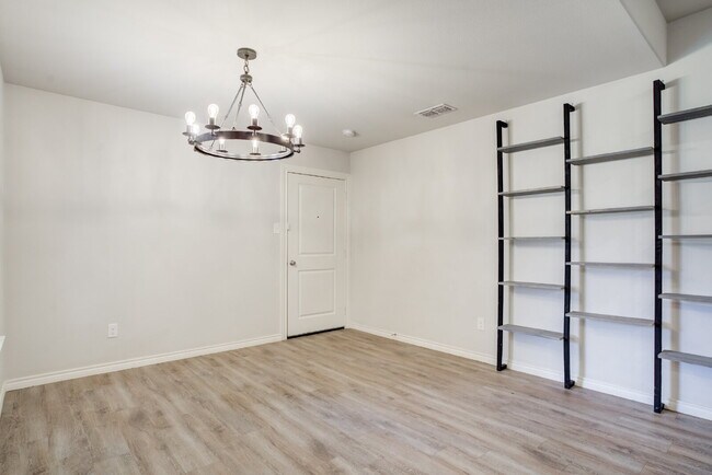 Building Photo - Modern townhome in South Lubbock