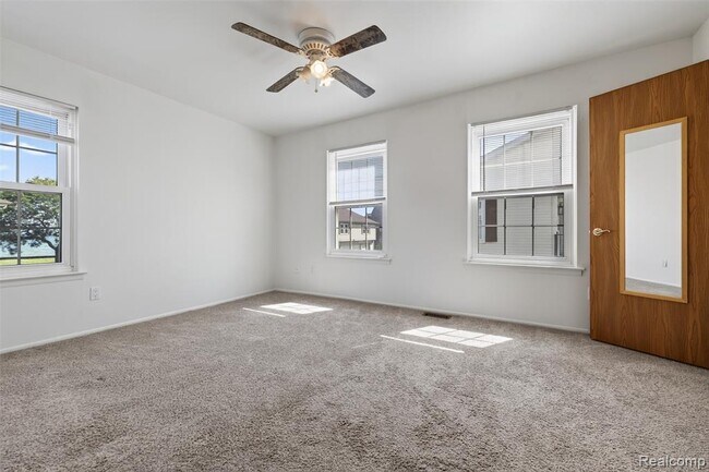 Building Photo - 26070 N Lake Dr