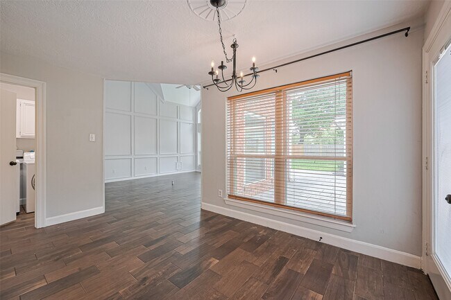 Building Photo - 3406 Mesquite Dr