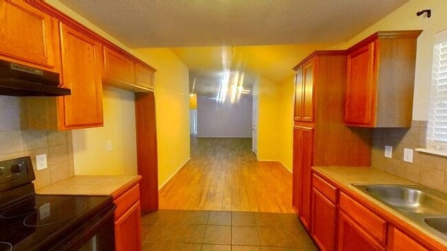 Building Photo - Great 3/2 off of S Czech Hall Rd