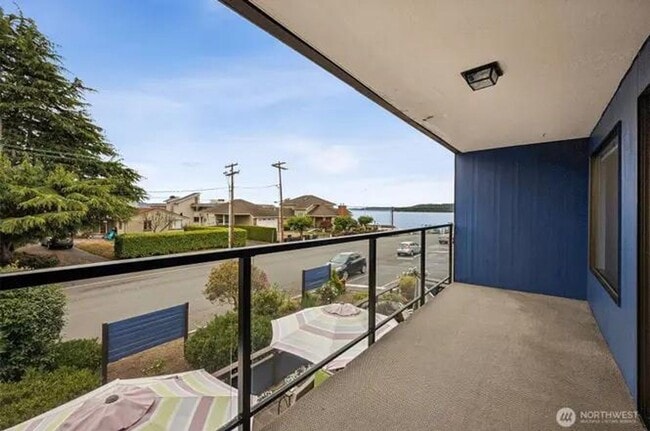 Building Photo - 2 Bed 1 Bath Des Moines Condo w/ Puget Sound Views!