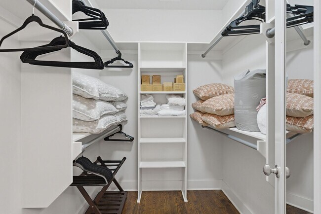 Building Photo - Wedgewood Houston Townhome