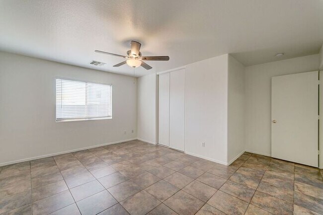 Building Photo - READY TO VIEW NOW! Spacious 3 Bed 2 Bath home in the Estrella Neighborhood
