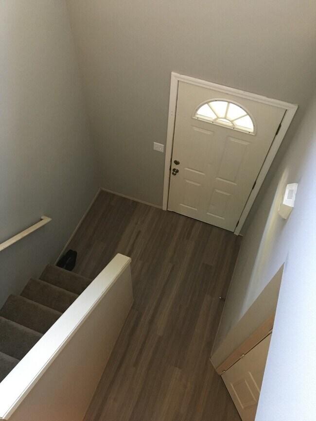 Building Photo - Orting 3bdr 1.5 bath Townhouse w/ garage