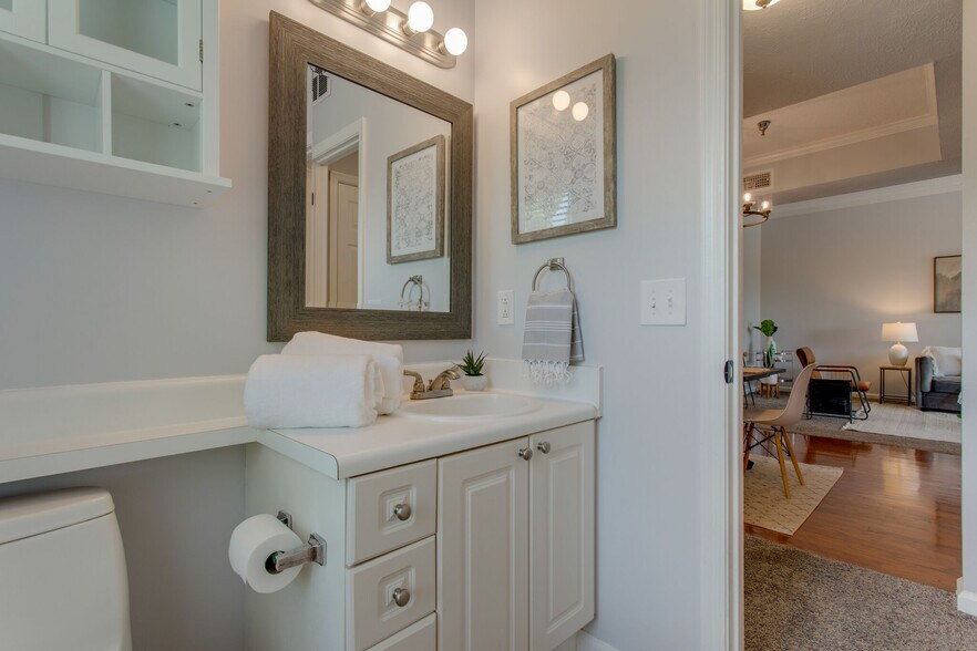 Bathroom - 2025 Woodmont Blvd
